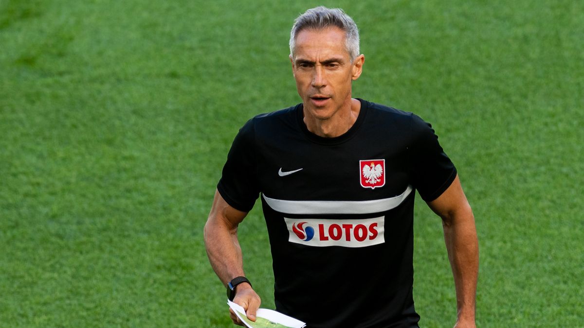 GDANSK, POLAND - JUNE 10: (BILD ZEITUNG OUT) Coach of Poland Paulo Sousa looks on during the Poland Training Session - UEFA Euro 2020 at PGE Arena on June 10, 2021 in Gdansk, Poland. (Photo by Mateusz Slodkowski/DeFodi Images via Getty Images)