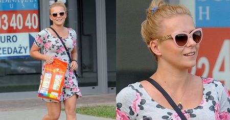 Dziewczęca Aneta Zając w kwiecistej sukience (ZDJĘCIA)