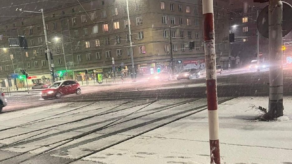Zima we Wrocławiu. Śnieg zakrył ulice 