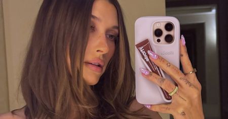 Hailey Bieber lansuje "galaretkowe" paznokcie. Będą hitem lata