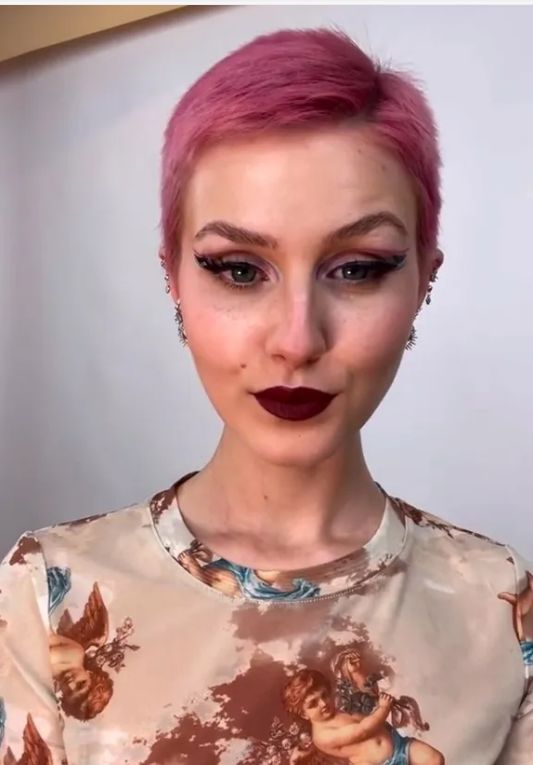 Użytkowniczka TikToka poddała włosy koloryzacji z buraka