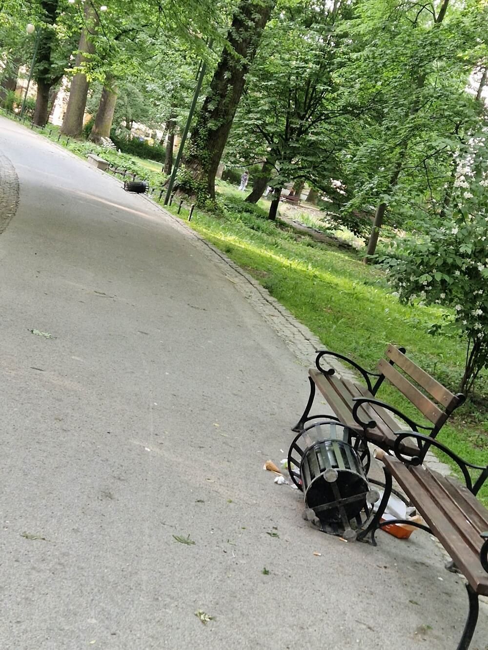 Młodzież przewróciła kosze na śmieci w Ogrodzie Saskim