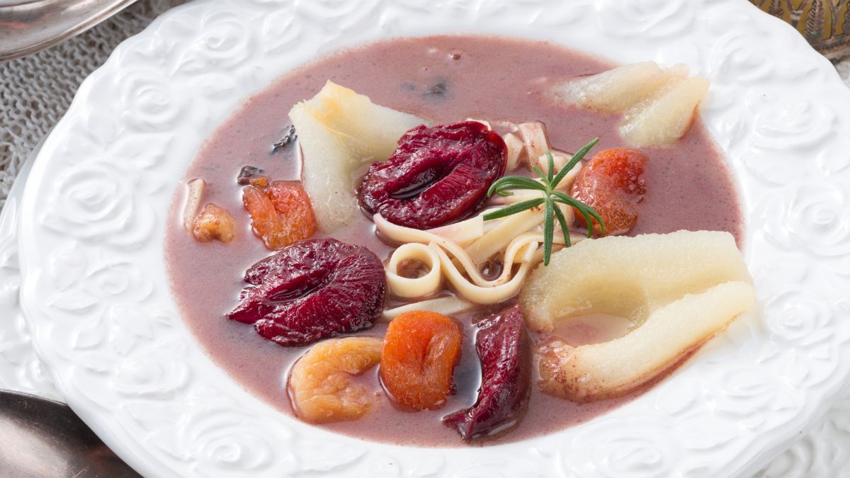 Kontrowersyjna zupa często jest podawana z dodatkiem owoców