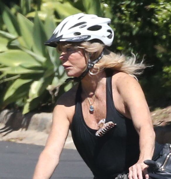 Goldie Hawn na rowerze
