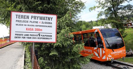 Bezpłatny szlak na Gubałówkę zamknięty. Zablokowały go drzewa