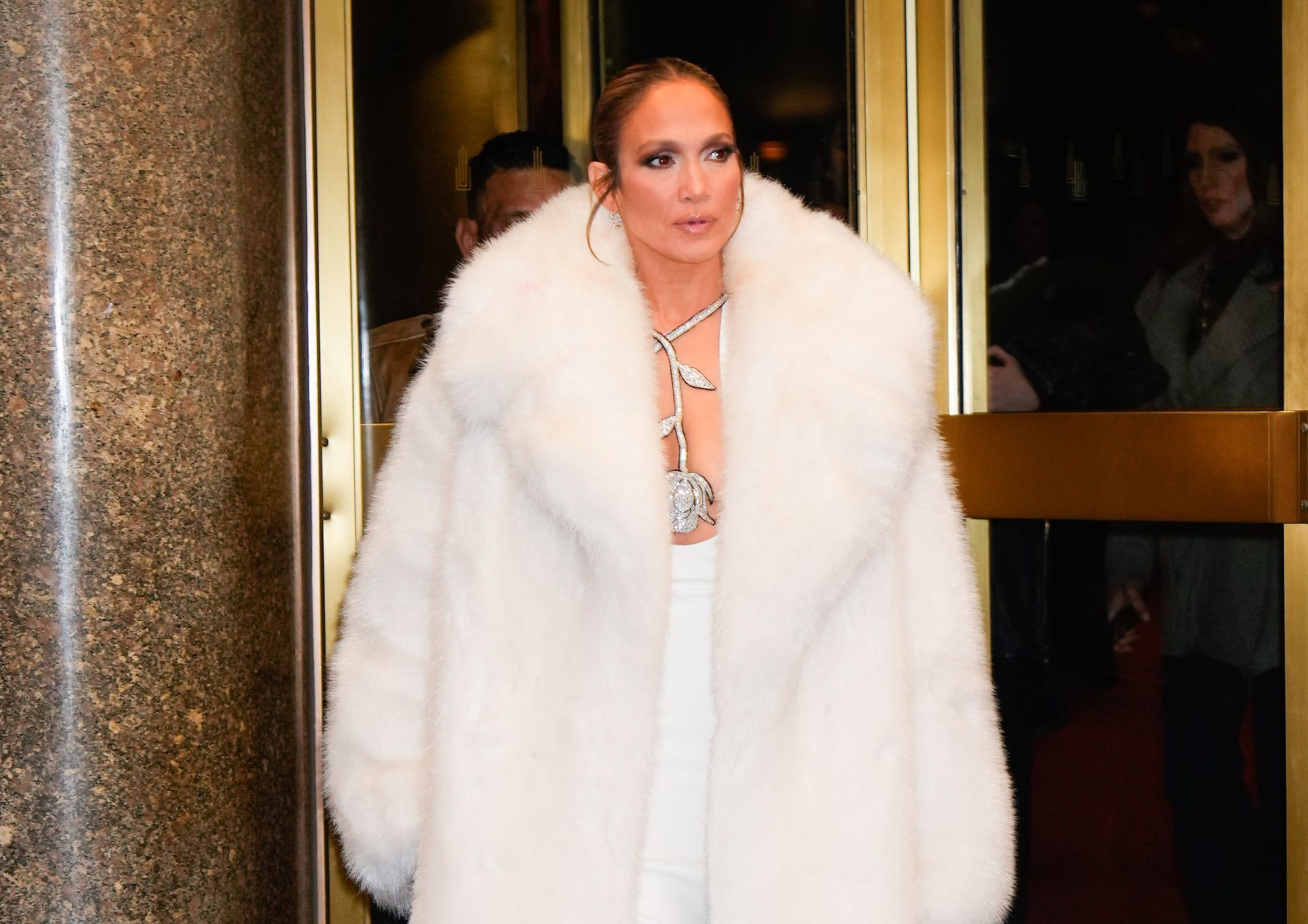 Jennifer Lopez w gigantycznym futrze paraduje po Nowym Jorku
