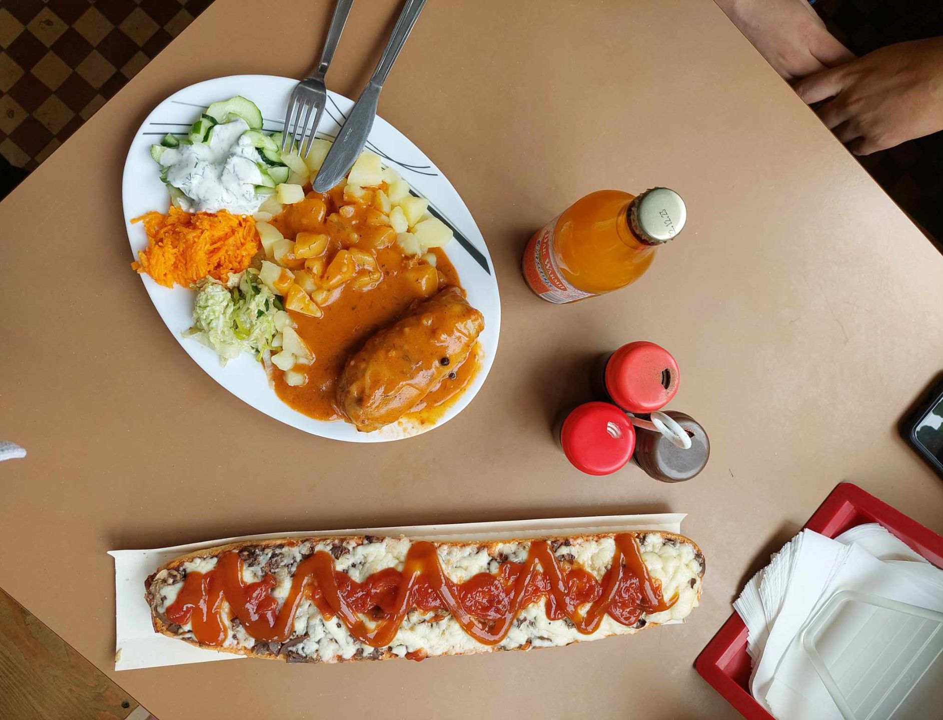 Jedzenie prezentuje się smakowicie 