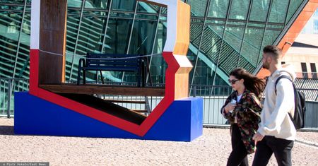 Ławki z Polską to część kampanii informacyjnej rządu. Znamy koszty ławek i kampanii