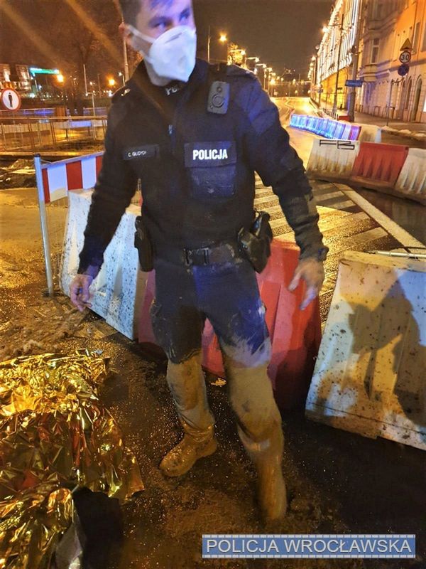 Wrocław. Mężczyzna wpadł do dołu z błotem, prawie się utopił 