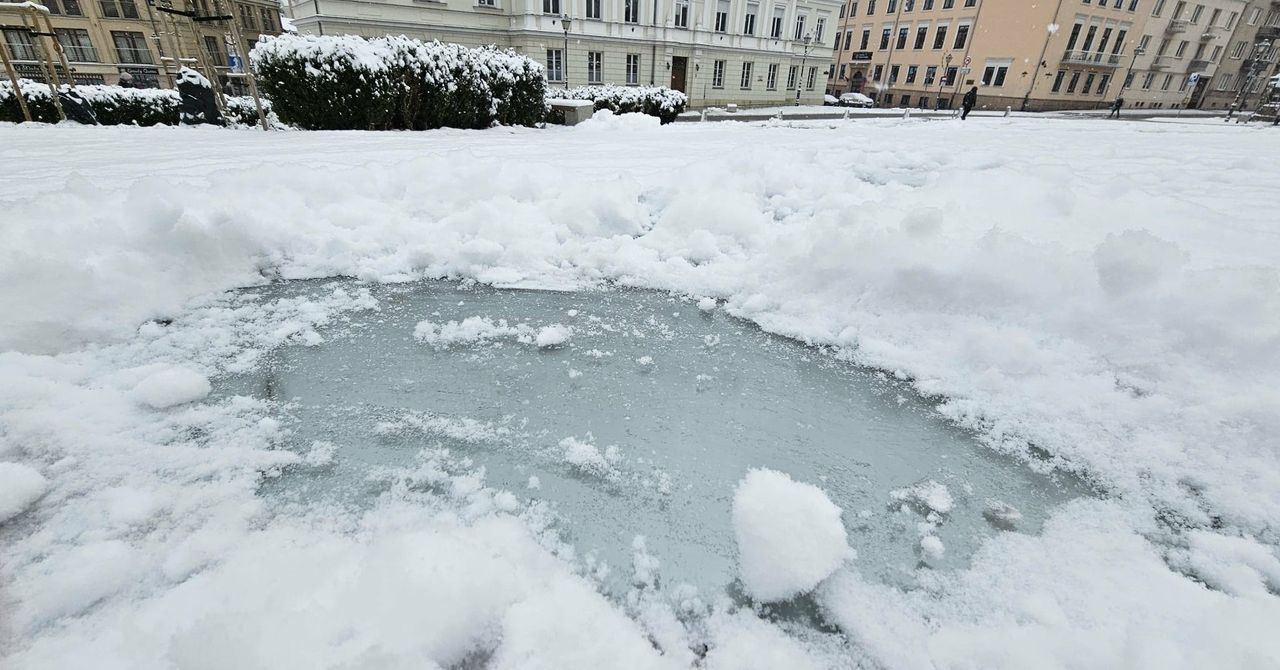 Kielce: Lustro "Niebo Kielc" jak ślizgawka - niewidoczne... pod pierzyną śniegu. Gdzie obiecane zabezpieczenie na czas zimy? Łatwo się poślizgnąć