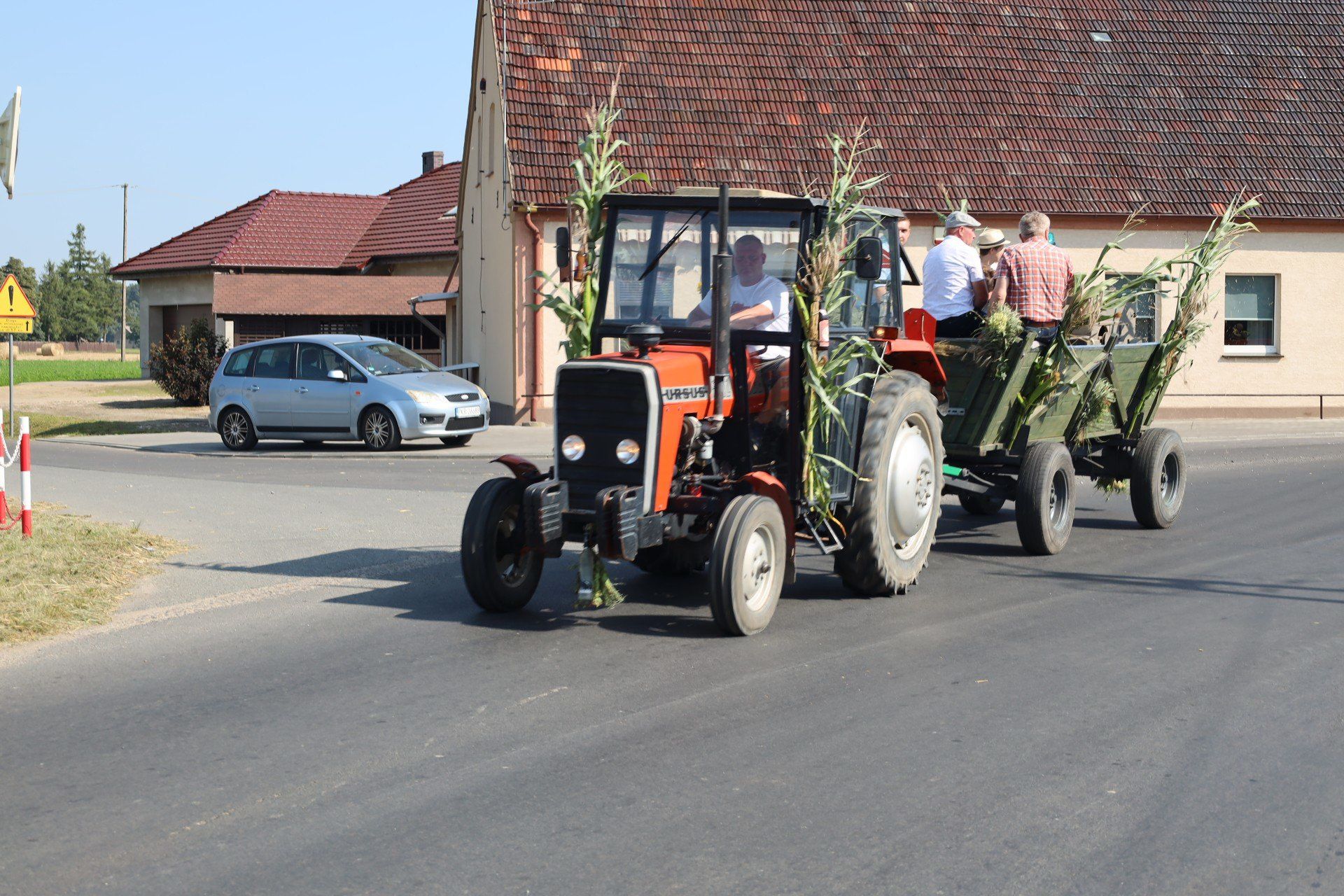 Podczas dożynek nie brakowało tradycyjnego korowodu, mszy św. oraz uroczystości obrzędowych