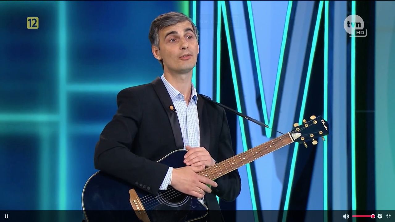 Adrian przyszedł z gitarą i zaśpiewał jury piosenkę 