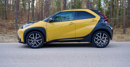 Hybrydowa Toyota Aygo X za prawie 120 tys. zł. Zaskakuje zużyciem paliwa