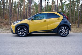 Hybrydowa Toyota Aygo X za prawie 120 tys. zł. Zaskakuje zużyciem paliwa