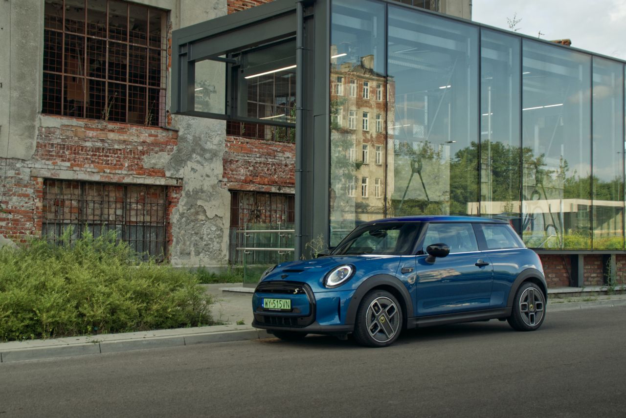 Test: Mini Cooper SE zadaje więcej pytań, niż daje odpowiedzi. Przynajmniej dziś