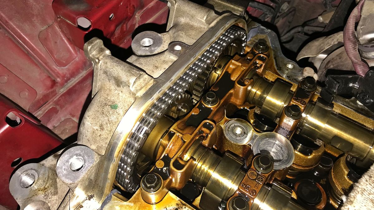 Jeśli łańcuch jest trwały, co spotyka się coraz rzadziej, to nie sprawia kłopotów. W nowoczesnych silnikach to jednak on jest głównym źródłem problemów