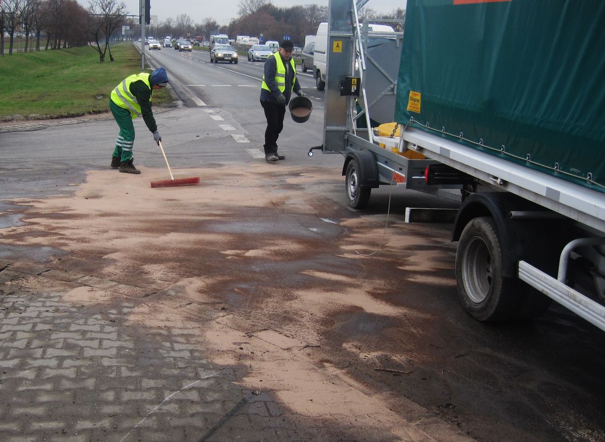 100 kg jabłek i kilkadziesiąt kasków - co służby porządkowe sprzątały w 2014 roku?