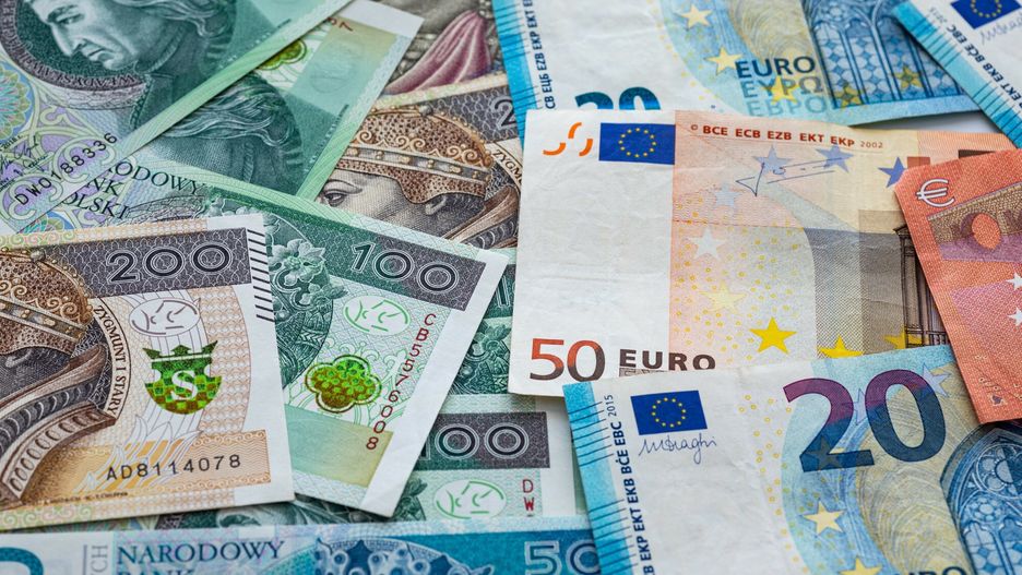 Stock Arkadiusz Zi�?ek
Fot. Arkadiusz Ziolek/East News.
n/z Polskie banknoty z lewej strony i pieniadze euro z prawwej strony.
ARKADIUSZ ZIOLEK