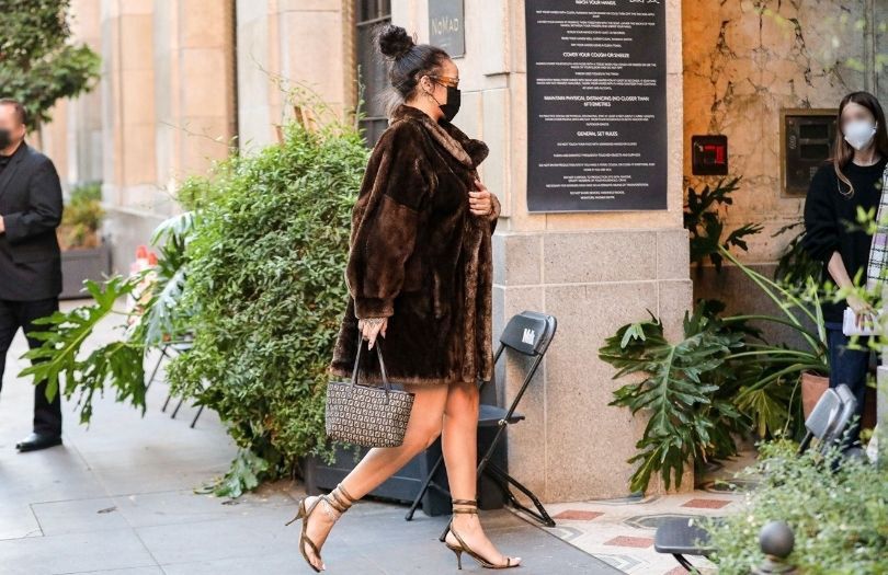 Rihanna w futrze i sandałkach przyłapana w Los Angeles