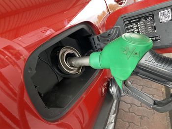 Jedno drożeje, drugie tanieje. Coraz mniejsze różnice na stacjach