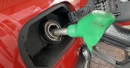 Jedno drożeje, drugie tanieje. Coraz mniejsze różnice na stacjach