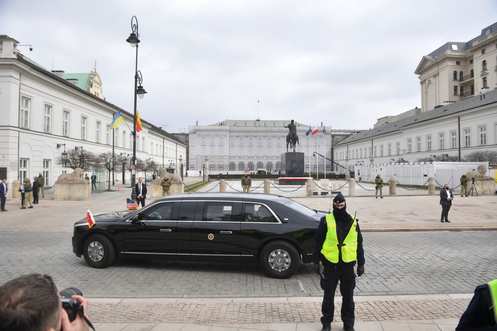 limuzyna
Warszawa, 26.03.2022. Wizyta prezydenta USA Joe Bidena. Limuzyna z prezydentem USA Joe Bidenem podje�d�a pod Pa�ac Prezydencki w Warszawie, gdzie odb�dzie si� spotkanie prezydent�w USA i Polski, 26 bm. Prezydent Biden jest z dwudniow� wizyt� w Polsce. (aldg) PAP/Radek Pietruszka
Radek Pietruszka
ameryka�ski, bestia, kolumna, limuzyna, polityk polityka, prezydent, przejazd, samoch�d, usa, wizyta