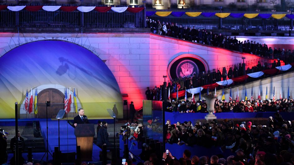 Warszawa, 21.02.2023. Pierwszy dzień oficjalnej wizyty prezydenta USA Joe Bidena w Warszawie, 21 bm. Prezydent RP Andrzej Duda (L) przemawia w Arkadach Kubickiego w ogrodach Zamku Królewskiego w Warszawie. Prezydent Biden jest z wizytą w Polsce. Wygłosi przemówienie do narodu polskiego. (jm) PAP/Radek Pietruszka