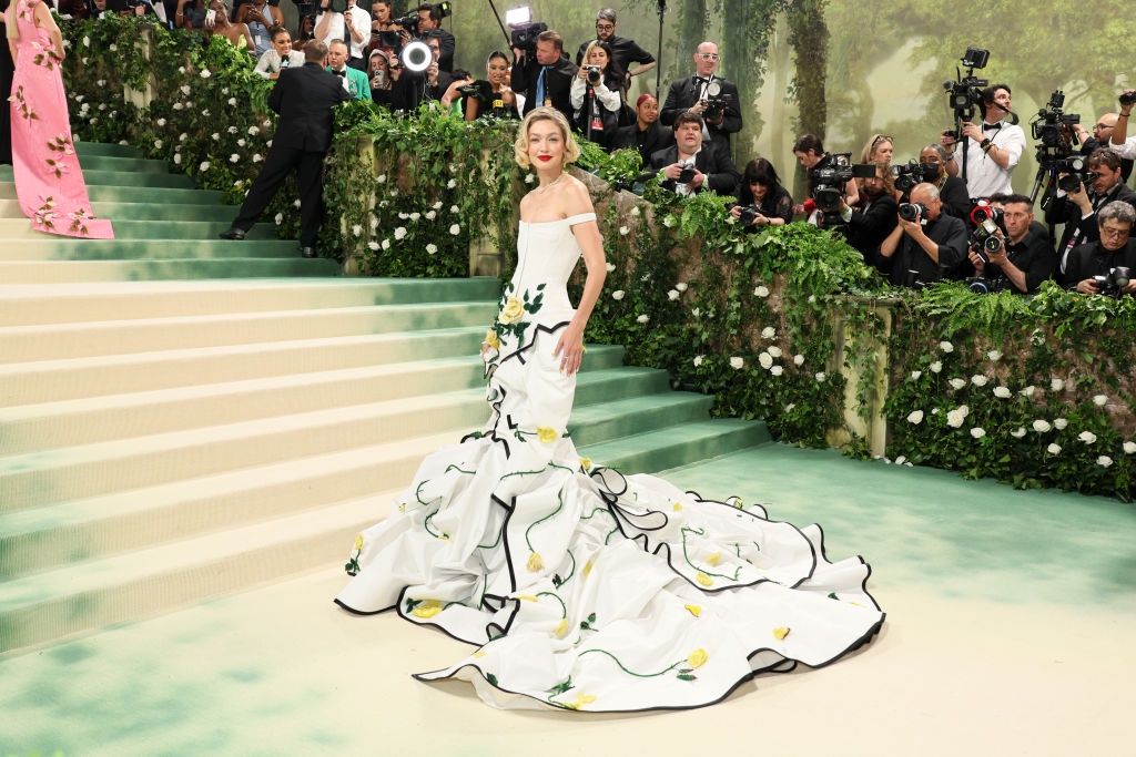 Gigi Hadid w przezroczystej sukni Miu Miu na MET Gali 2026: „Ciało jest płótnem” — image 4
