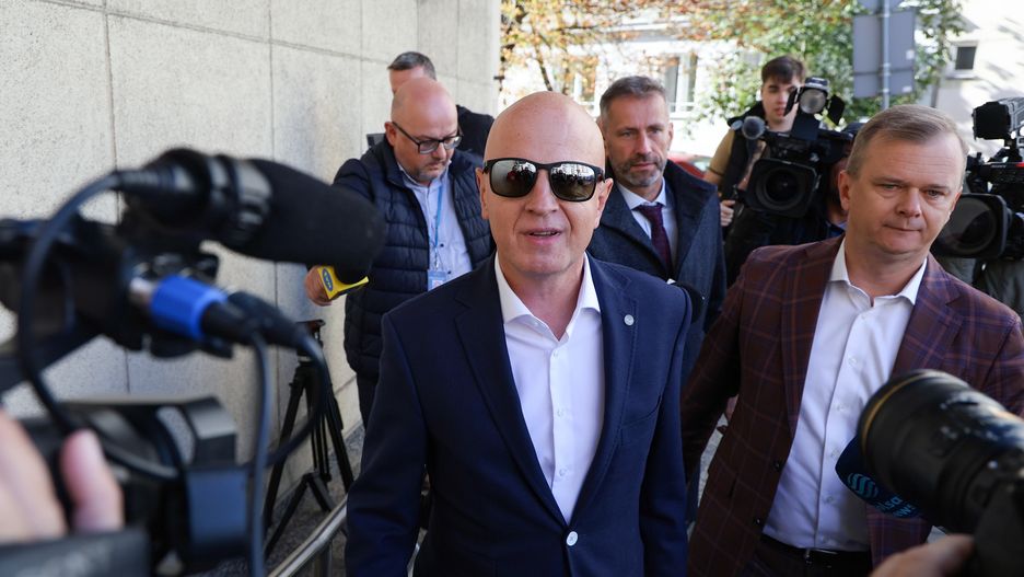Jaros�aw Szymczyk
Pawe� Supernak
gabinet, granatnik, granatnika, Prokuratura Okr�gowa, przes�uchanie, wybuch, zarzuty, zeznania, policjant, by�y szef policji, charakterze podejrzanego, wezwanie, wezwany, wybuch granatnika, wybuchu granatnika