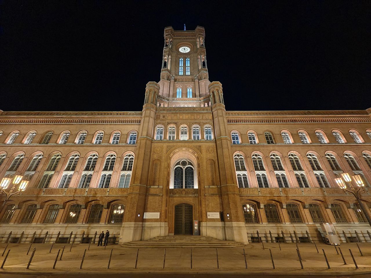 Zdjęcia nocne podświetlonej architektury