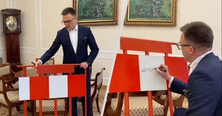Stała przed Sejmem. Hołownia przygotował nietypową akcję
