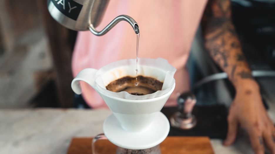 Kawa parzona przez baristę