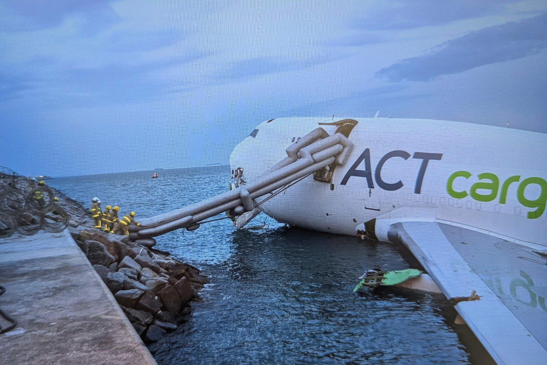 Samolot transportowy wpad? do morza w Hongkongu