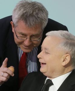 Ryszard Czarnecki wręczył Jarosławowi Kaczyńskiemu sportowy prezent