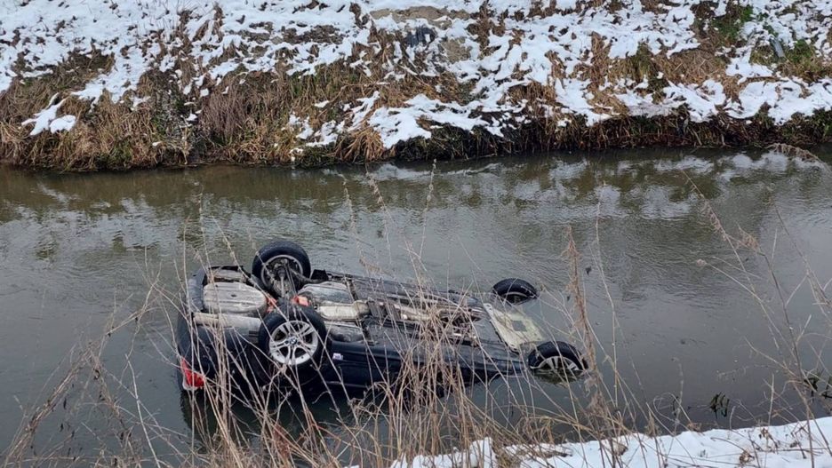 BMW wpadło do rzeki i dachowało. Kierowca był pijany