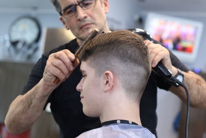 Powrotu zakładów fryzjerskich i kosmetyczek Polacy chcą najbardziej