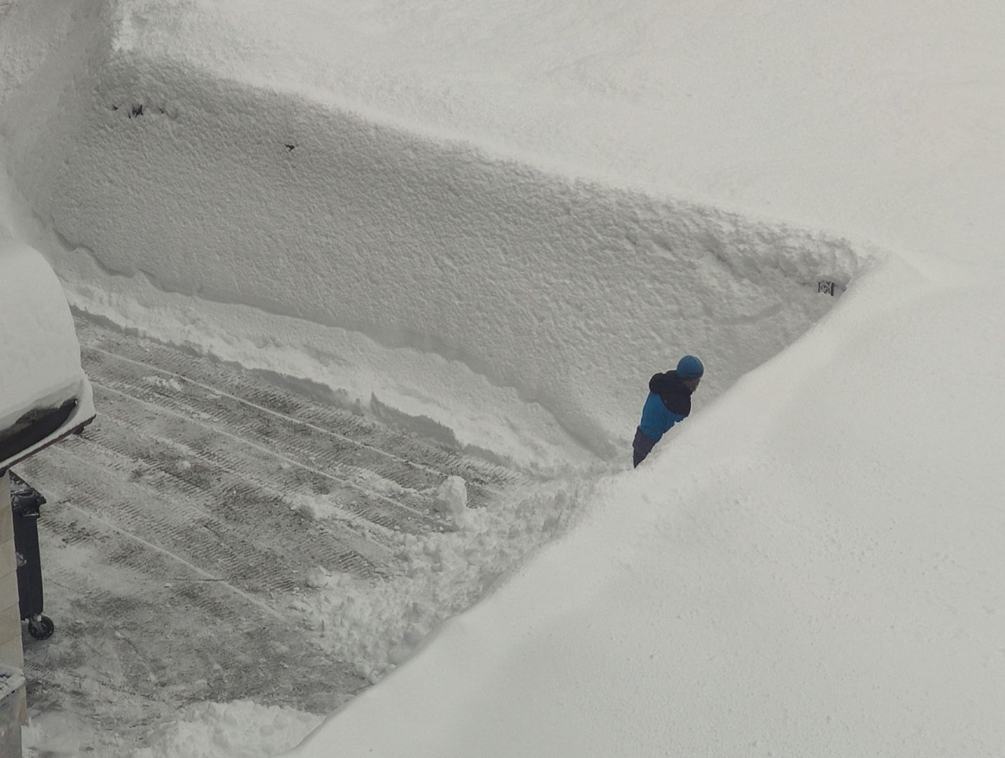 Polscy narciarze utknęli w Zermatt. W mieście zalegają masy śniegu