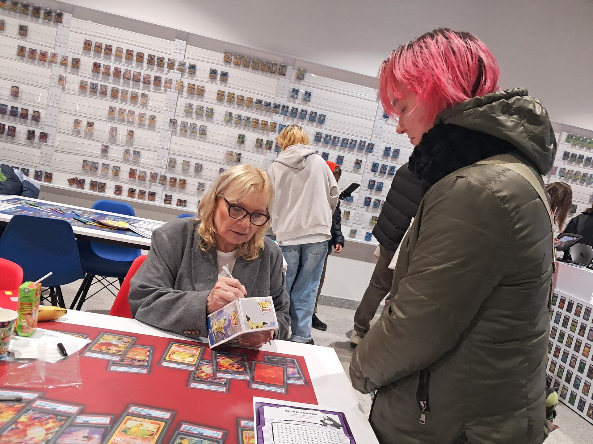Hanna Kinder-Kiss, odtwórczyni roli Asha Ketchuma w polskim dubbingu anime &#34;Pokémon&#34;, rozdawała fanom autografy i pozowała z nimi do zdjęć.