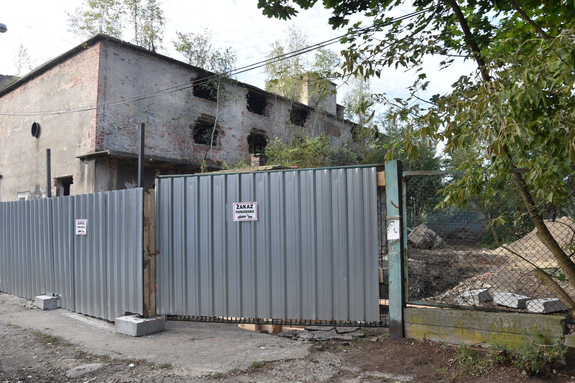 Na działce od strony ulicy Bandrowskiego trwają prace przygotowawcze do rozbiórki budynku po dawnym Owintarze