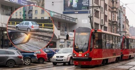 Skoda "zaparkowana" na torach tramwajowych w Zabrzu. Burza w sieci