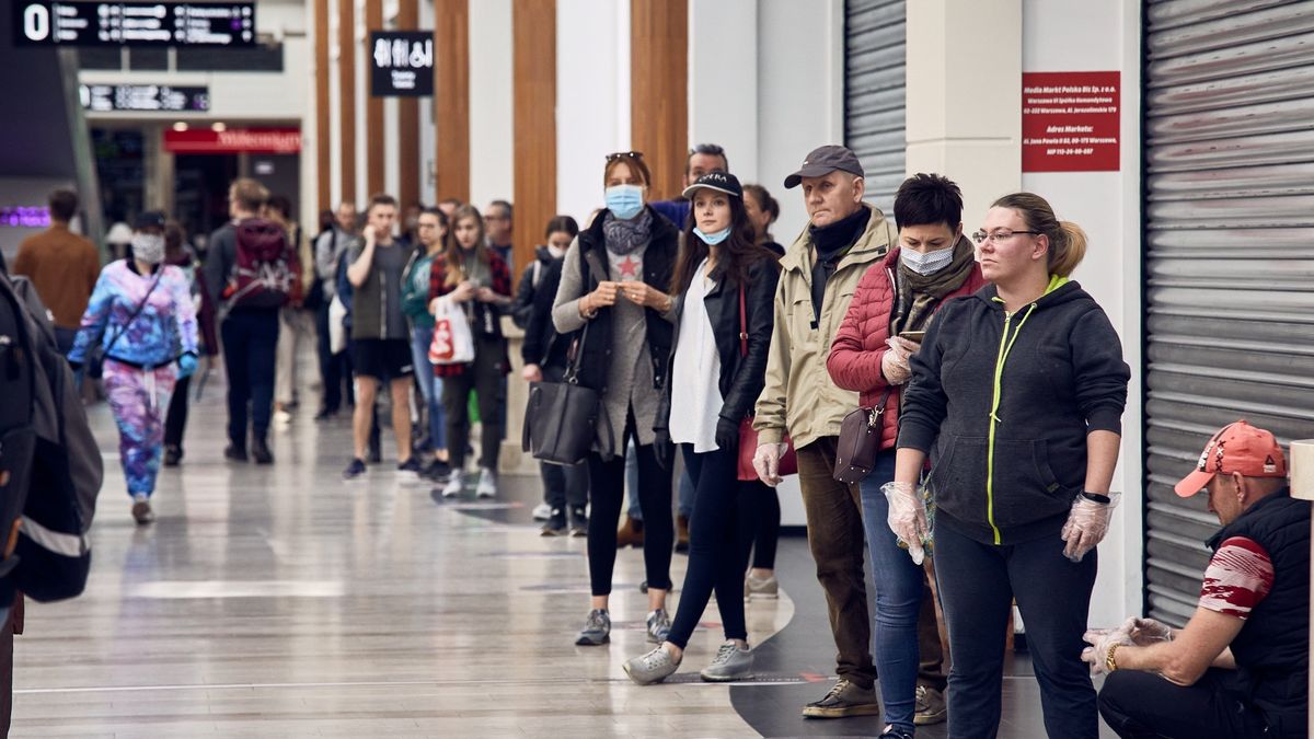Do robienia zakupów w takich warunkach zaczęliśmy się przyzwyczajać. W najbliższych dniach czekają nas zmiany na lepsze.