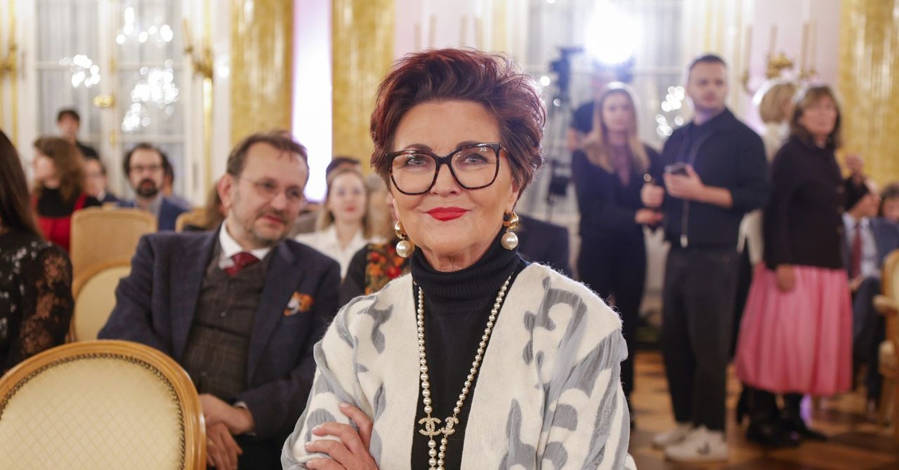 Warszawa: Tak wyglądała Jolanta Kwaśniewska. Jej kardigan przypominał elegancki płaszczyk