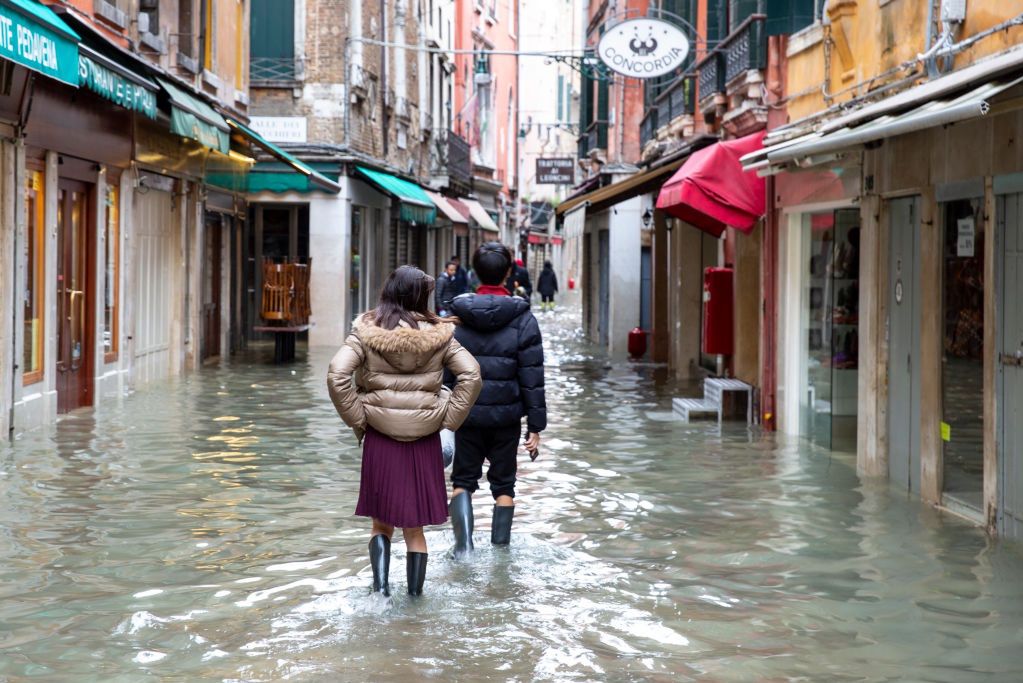 Wenecja zalana. Turystom nie przeszkadza acqua alta