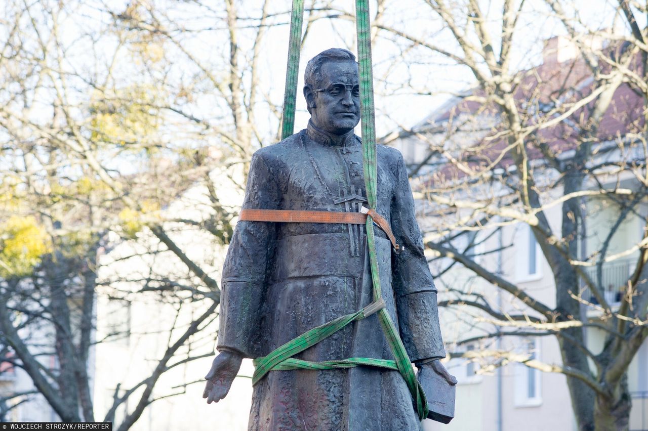 Gdańsk. Obalenie pomnika ks. Jankowskiego. Ruszył proces o znieważenie