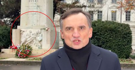Ziobro reaguje na zajęcie majątku. W tle węgierski pomnik