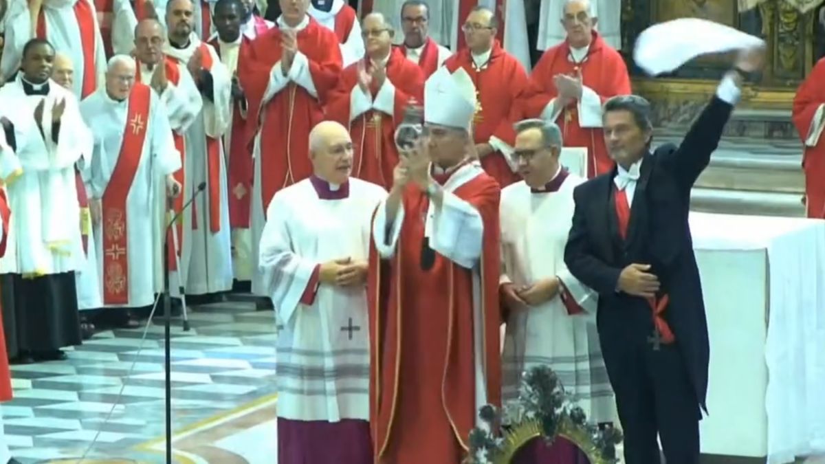 Cud św. Januarego w katedrze w Neapolu.