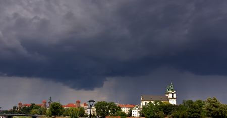 Ciemne chmury nad Polską. Rząd zapowiada reakcję