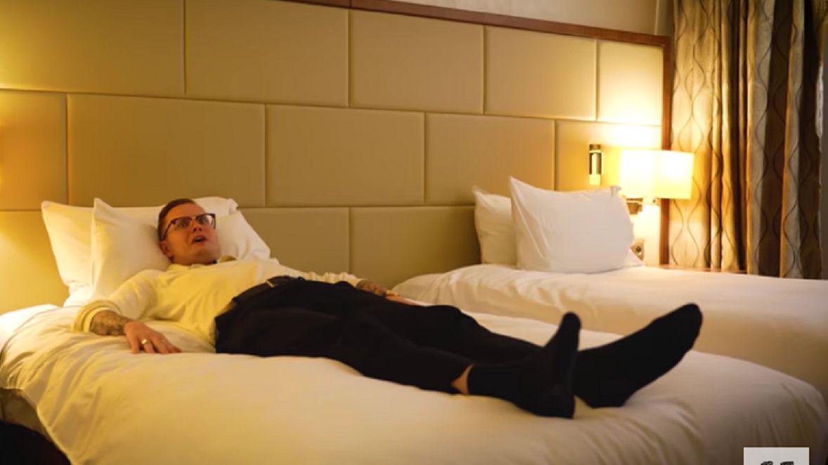 Youtubera zaskoczyły łóżka w pokoju