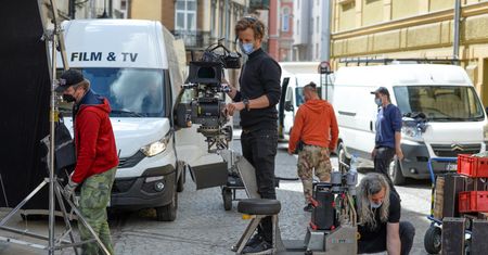 Netflix i reżyser serialu krytykowani za stawki dla statystów. "Branża filmowa to niezły folwark"
