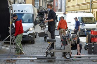 Netflix i reżyser serialu krytykowani za stawki dla statystów. "Branża filmowa to niezły folwark"